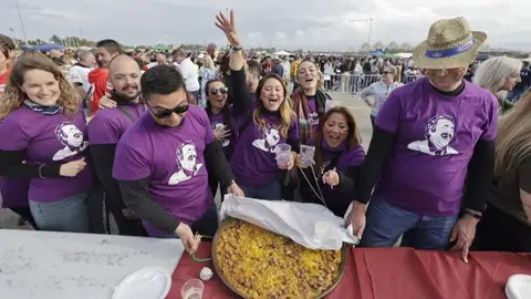 Concurso de Paellas en las fiestas patronales de Torrevieja en 2023: una de las paellas ante el jurado Concurso de Paellas en las fiestas patronales de Torrevieja en 2023: una de las paellas ante el jurado
