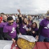 Concurso de Paellas en las fiestas patronales de Torrevieja en 2023: una de las paellas ante el jurado