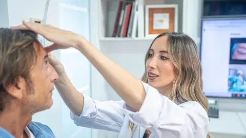 La blefaroplastia es la cirugía estética más demandada por los varones de entre 45 y 60 años La blefaroplastia es la cirugía estética más demandada por los varones de entre 45 y 60 años