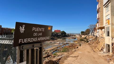 Acceso norte a la pasarela puesta en marcha por el Ej&eacute;rcito en Picanya tras la DANA