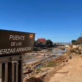 Acceso norte a la pasarela puesta en marcha por el Ejército en Picanya tras la DANA