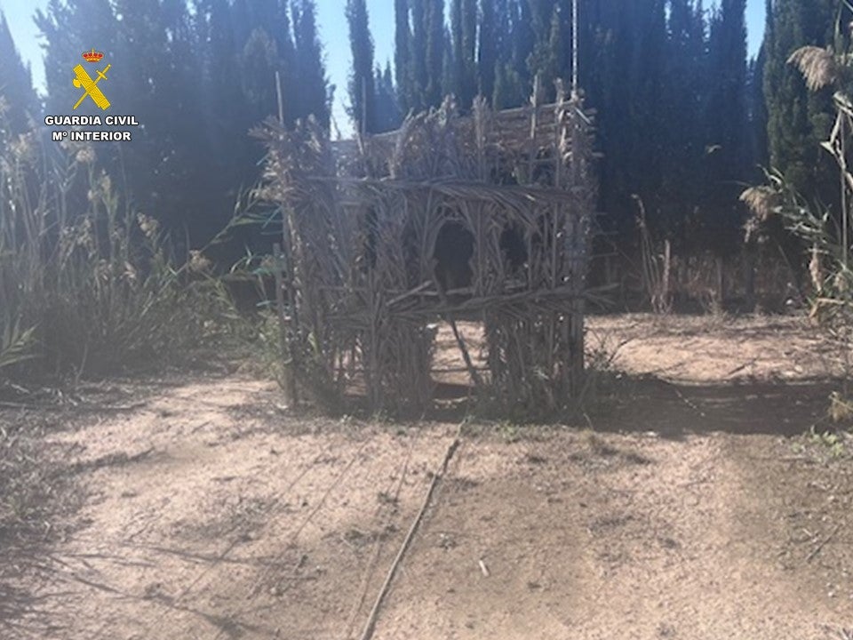 La Guardia Civil expedienta a dos vecinos de Elche por cazar con redes abatibles en el Parque Natural de El Hondo La Guardia Civil expedienta a dos vecinos de Elche por cazar con redes abatibles en el Parque Natural de El Hondo