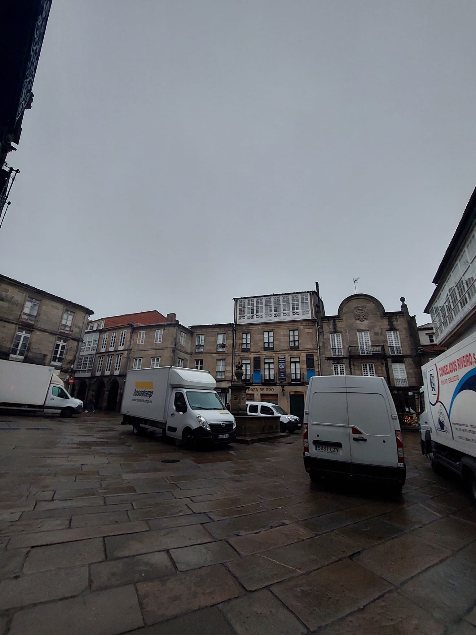 El Concello de Santiago impulsa un proyecto piloto para el reparto de mercancías en el casco histórico con dos recepcionistas El Concello de Santiago impulsa un proyecto piloto para el reparto de mercancías en el casco histórico con dos recepcionistas