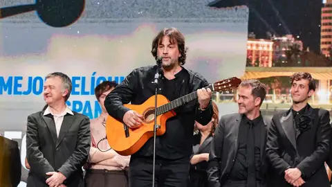 El director Isaki Lacuesta toca la guitarra en la gala de clausura del Festival de Málaga 2024 El director Isaki Lacuesta toca la guitarra en la gala de clausura del Festival de Málaga 2024