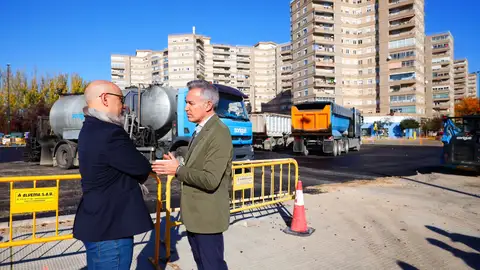 El consejero municipal de Urbanismo, Infraestructuras, Energía y Vivienda, Víctor Serrano; y el concejal del grupo municipal VOX, David Flores El consejero municipal de Urbanismo, Infraestructuras, Energía y Vivienda, Víctor Serrano; y el concejal del grupo municipal VOX, David Flores