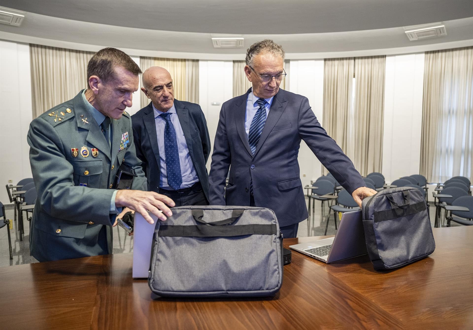 La CHG entrega al Seprona de la Guardia Civil material para el control y vigilancia de actividades La CHG entrega al Seprona de la Guardia Civil material para el control y vigilancia de actividades