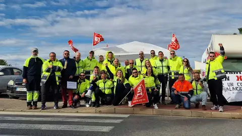 El sector de las ambulancias se moviliza para reclamar un convenio digno y dejar de ser el personal 'low cost' de la sanidad valenciana Los y las trabajadoras de las ambulancias se concentran hoy en el Hospital de Torrevieja para luchar por sus derechos