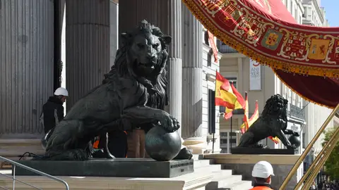 Colocación del baldaquino, el dosel de gala que se utiliza cuando los Reyes visitan el Congreso de los Diputados | Foto de archivo Colocación del baldaquino, el dosel de gala que se utiliza cuando los Reyes visitan el Congreso de los Diputados | Foto de archivo