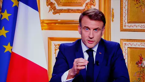 Macron anuncia que no dimitirá y critica el cinismo de la "extrema izquierda y extrema derecha" Macron anuncia que no dimitirá y critica el cinismo de la "extrema izquierda y extrema derecha"
