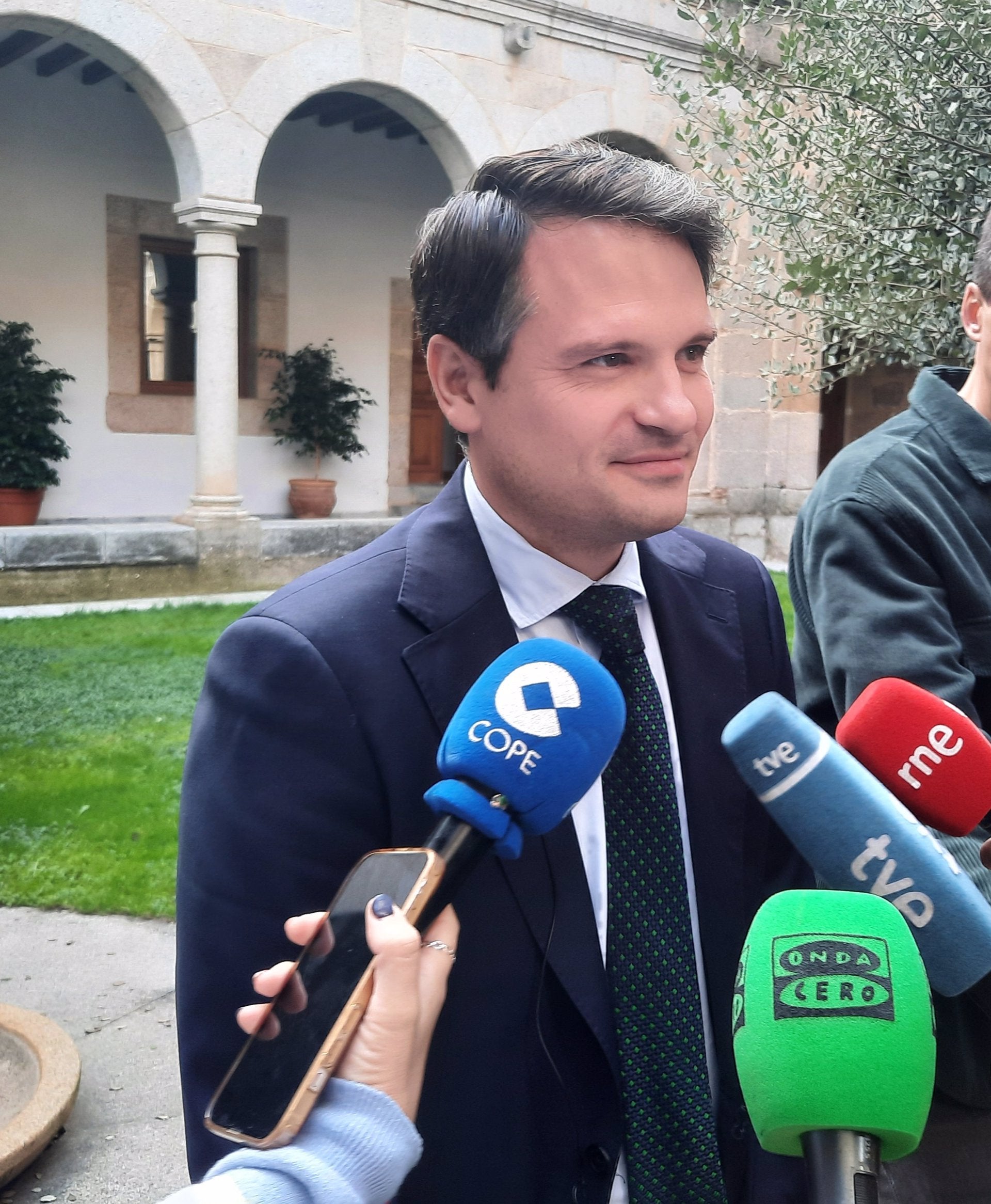 La Junta exige una disculpa a Gallardo por "meter la pata" al acusarle de fabricar su imputación por el caso Azagra La Junta exige una disculpa a Gallardo por "meter la pata" al acusarle de fabricar su imputación por el caso Azagra