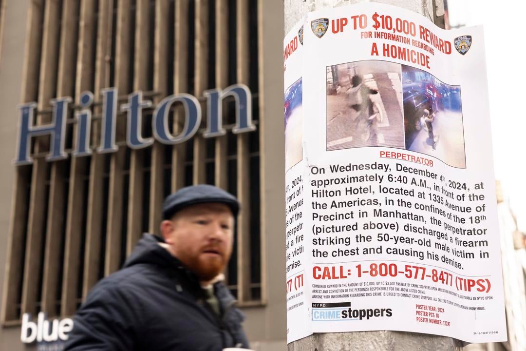 Las impactantes imágenes del asesinato en plena calle del CEO de UnitedHealthcare en Nueva York Las impactantes imágenes del asesinato en plena calle del CEO de UnitedHealthcare en Nueva York