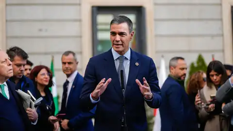 Pedro Sánchez se dirige a los medios a su llegada al Congreso el Día de la Constitución Pedro Sánchez se dirige a los medios a su llegada al Congreso el Día de la Constitución