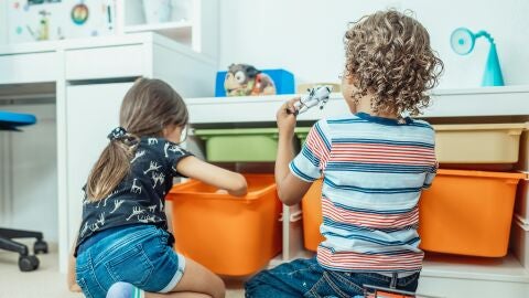 Ni&ntilde;os jugando