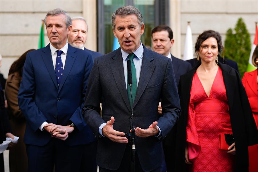 La Constitución como arma arrojadiza: Sánchez ataca a los "negacionistas" y Feijóo le acusa de destruirla por "un puñado de votos" La Constitución como arma arrojadiza: Sánchez ataca a los "negacionistas" y Feijóo le acusa de destruirla por "un puñado de votos"