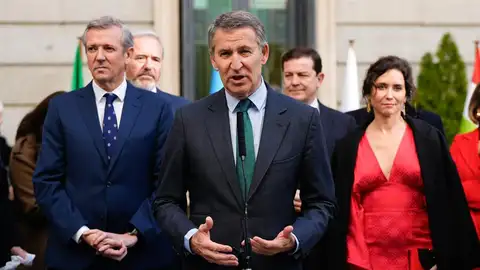 La Constitución como arma arrojadiza: Sánchez ataca a los "negacionistas" y Feijóo le acusa de destruirla por "un puñado de votos" La Constitución como arma arrojadiza: Sánchez ataca a los "negacionistas" y Feijóo le acusa de destruirla por "un puñado de votos"