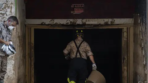 Imagen de archivo de operarios trabajando en un garaje afectado por el paso de la Dana en Valencia Imagen de archivo de operarios trabajando en un garaje afectado por el paso de la Dana en Valencia