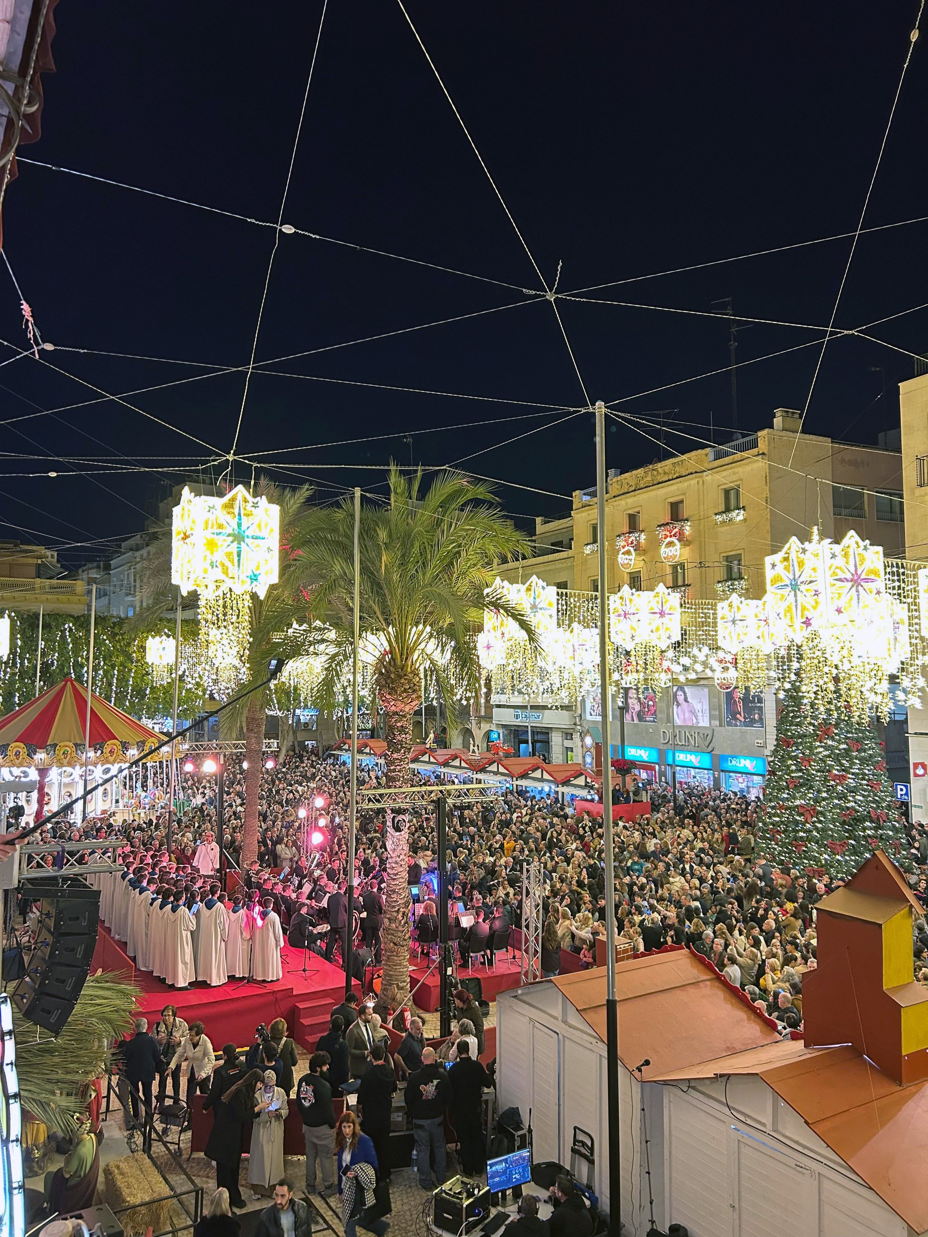 Elche vive ya la Navidad: dos millones de luces led, 464 arcos luminosos y 66 elementos en 3D Elche vive ya la Navidad: dos millones de luces led, 464 arcos luminosos y 66 elementos en 3D