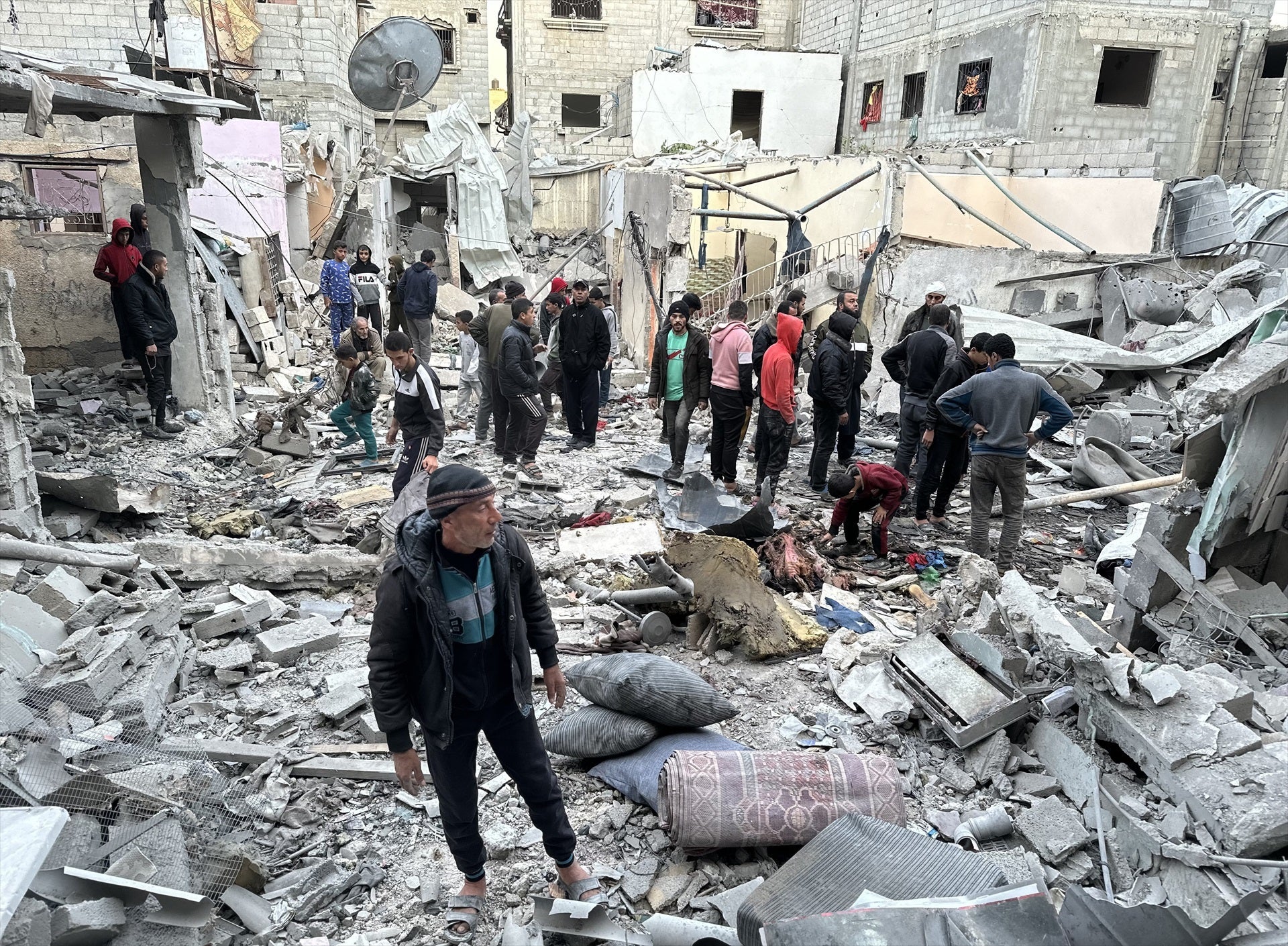 Al menos 20 muertos, entre ellos seis niños, en un bombardeo israelí en el centro de Gaza Al menos 20 muertos, entre ellos seis niños, en un bombardeo israelí en el centro de Gaza