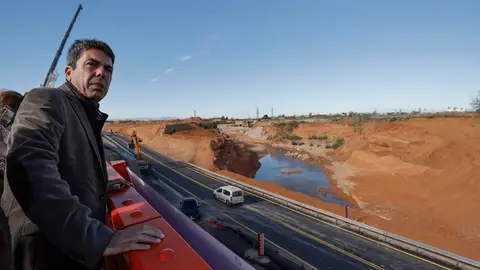 Carlos Mazón visita las obras de recuperación de un viaducto Mazón asegura que hay "diversas fórmulas" para financiar la recuperación tras la Dana