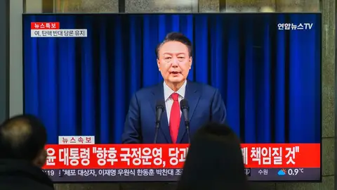 Imagen de archivo del presidente de Corea del Sur en una televisión Fracasa la moción de censura en Corea del Sur para destituir a Yoon por el boicot de su partido