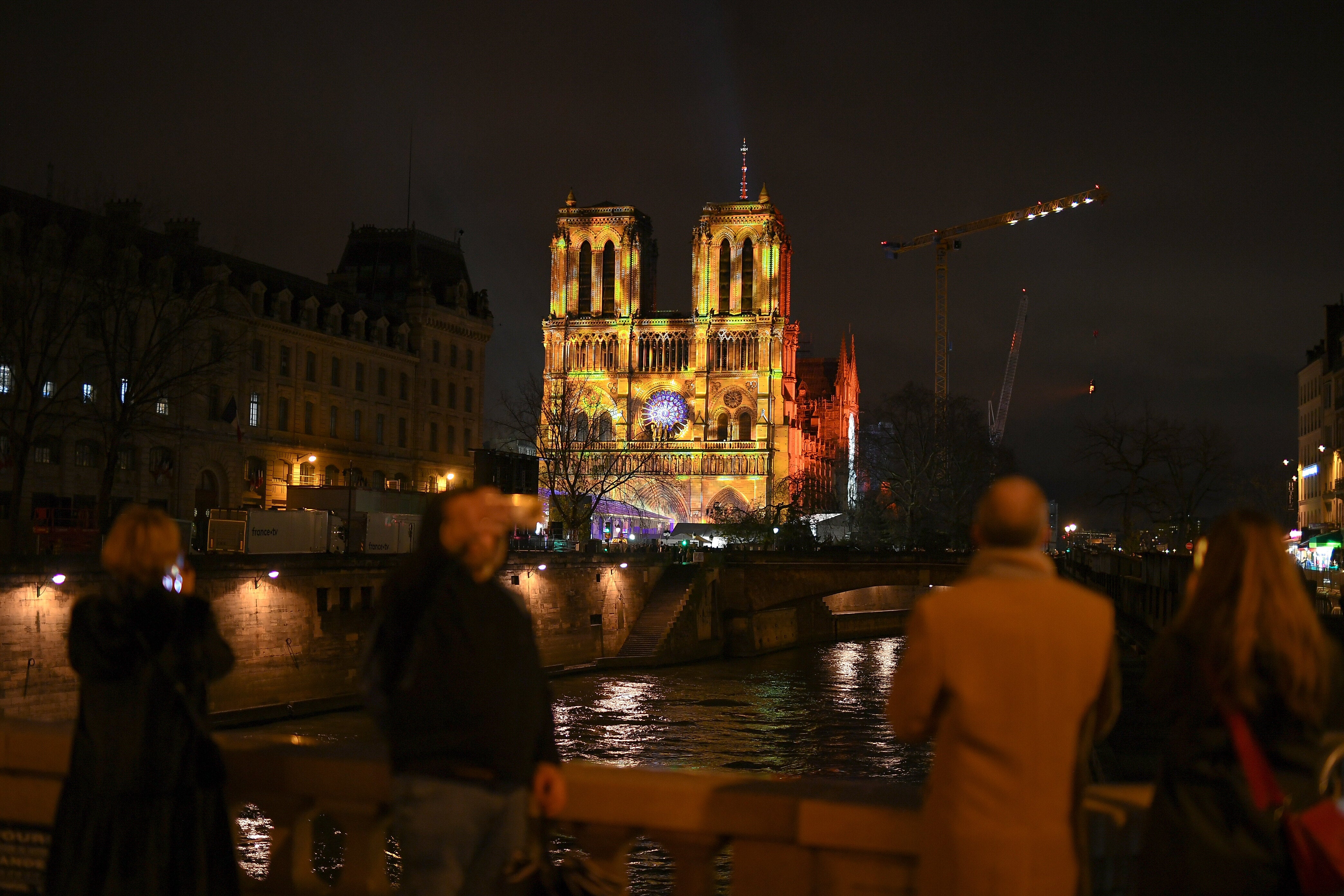 Notre Dame vuelve a saludar al mundo en su reapertura cinco años después del incendio Notre Dame vuelve a saludar al mundo en su reapertura cinco años después del incendio