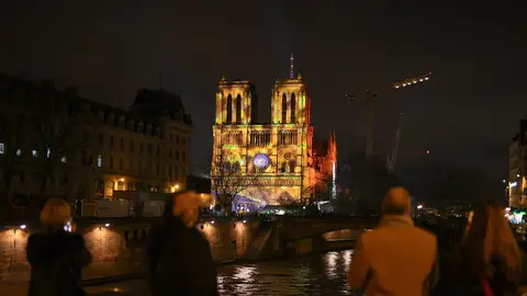Notre Dame vuelve a saludar al mundo en su reapertura cinco años después del incendio Notre Dame vuelve a saludar al mundo en su reapertura cinco años después del incendio