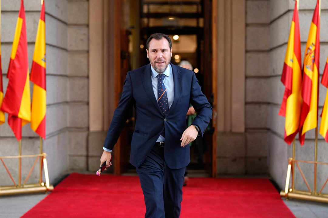 Óscar Puente, a la moda: sorprende llevando un Sonny Angel en su teléfono móvil el Día de la Constitución Óscar Puente, a la moda: sorprende llevando un Sonny Angel en su teléfono móvil el Día de la Constitución