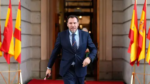 El ministro de Transporte, Óscar Puente, tras la celebración deun acto en el Congreso de los Diputados con motivo de la celebración del Día de la Constitución. Óscar Puente desmiente a Aldama: dos de los contratos no se adjudicaron, cuatro fueron antes y después de Ábalos y sólo uno con él como ministro