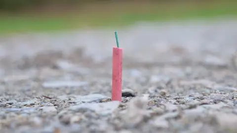 Imagen de archivo de un petardo en el suelo Imagen de archivo de un petardo en el suelo