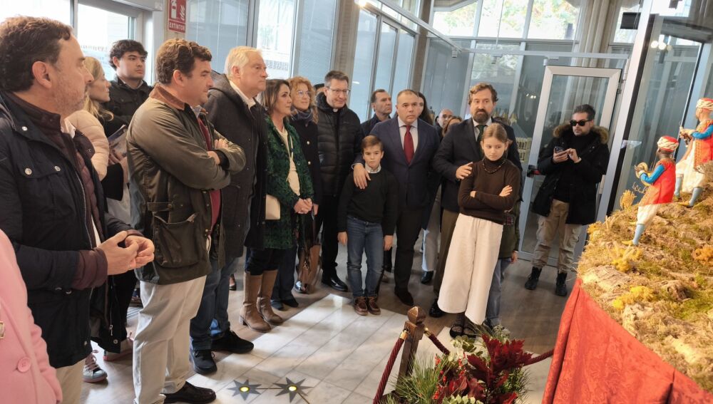 Autoridades y belenistas observan el Belén Napolitano