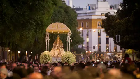 Centenares de fieles contemplan a la Virgen de Los Reyes en la procesión de la 'Magna' La procesión 'magna' congrega a un millón de personas en las calles de Sevilla