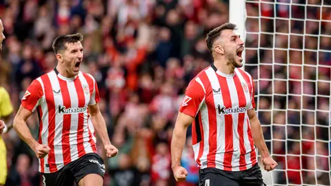 El defensa del Athletic Club de Bilbao Aitor Paredes celebra tras marcar al Villarreal El Athletic se impone al Villarreal con goles de Paredes e Iñaki Williams