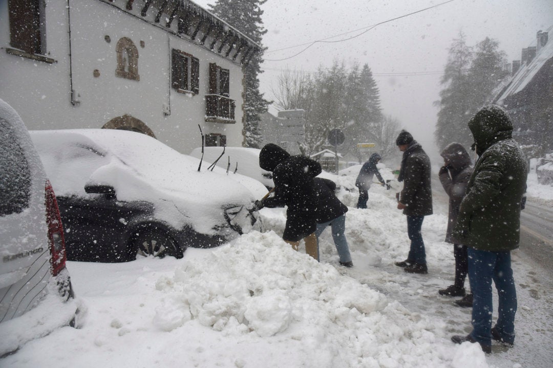 Turistas y habitantes de Canfranc quitan la nieve de sus coches con palas debido a la nieve caída Turistas y habitantes de Canfranc quitan la nieve de sus coches con palas debido a la nieve caída