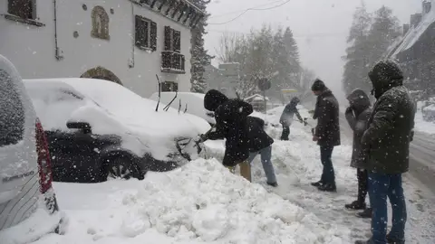 Turistas y habitantes de Canfranc quitan la nieve de sus coches con palas debido a la nieve caída La AEMET activa el aviso rojo en cinco comunidades por nieve, viento y mala mar