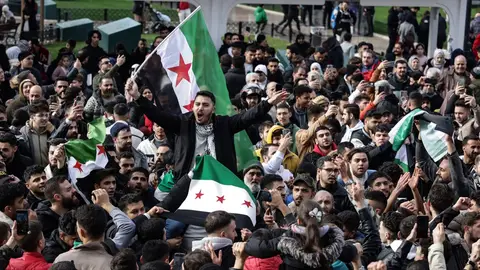 Miles de sirios celebran la caída de Bashar al-Asad Las claves para entender la crisis en Siria que ha llevado a la caída de Bashar Al-Asad
