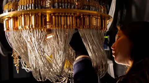 Imagen de una ingeniera de Google instalando un procesador cuántico. Imagen de una ingeniera de Google instalando un procesador cuántico.