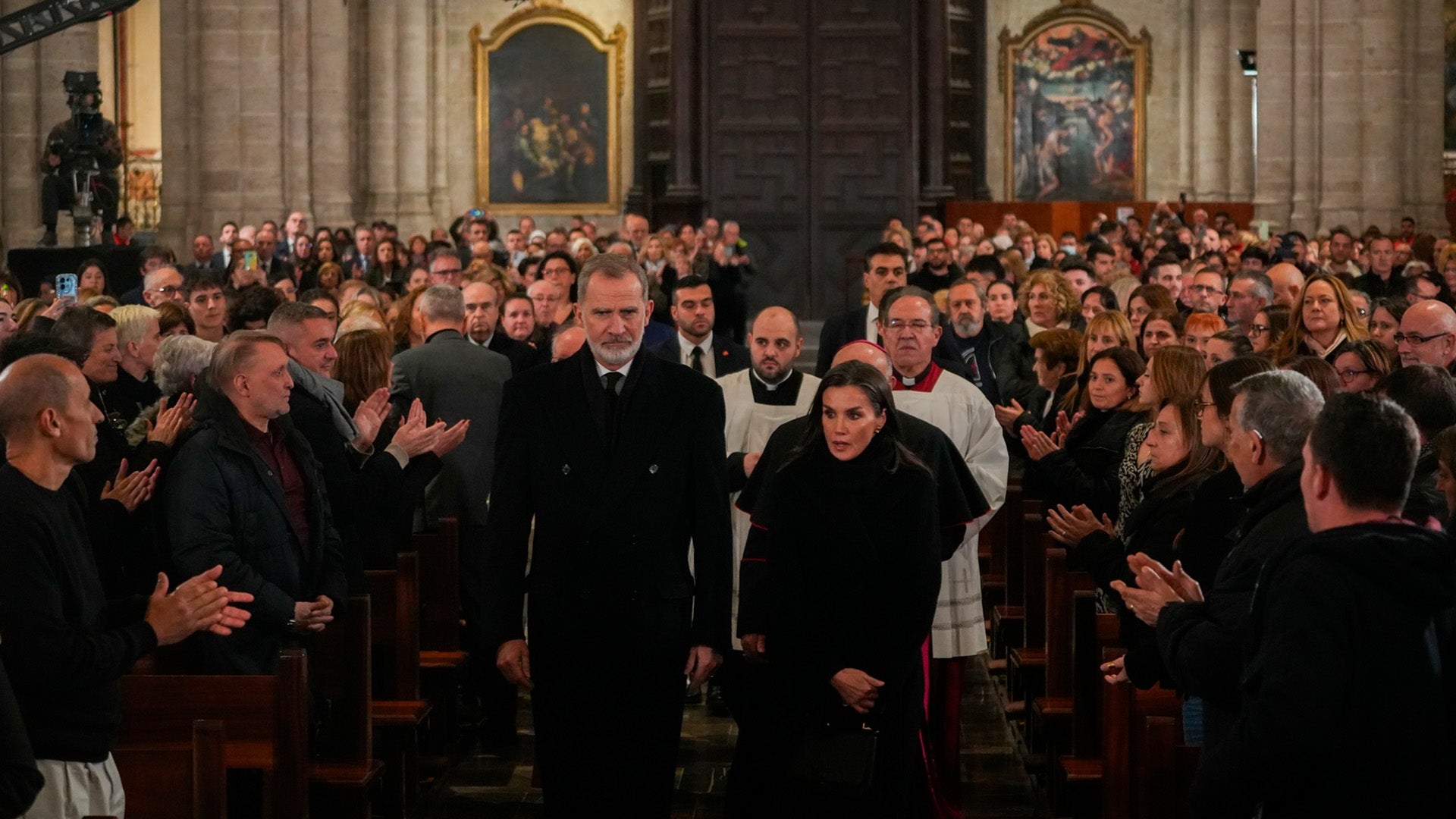 Tertulia: ¿Debería haber acudido Sánchez al funeral por las víctimas de Valencia? Tertulia: ¿Debería haber acudido Sánchez al funeral por las víctimas de Valencia?