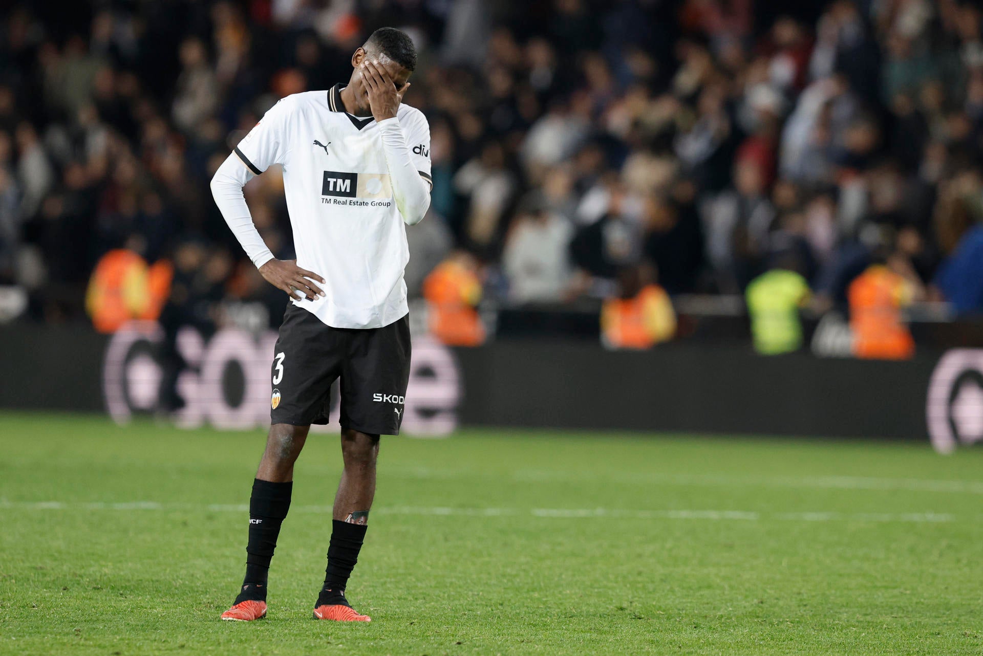 Mosquera vuela a Londres para pasar la revisión médica y cerrar su llegada al Arsenal Mosquera vuela a Londres para pasar la revisión médica y cerrar su llegada al Arsenal