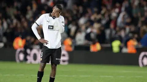 Christian Mosquera se lamenta durante un partido en Mestalla Christian Mosquera se lamenta durante un partido en Mestalla