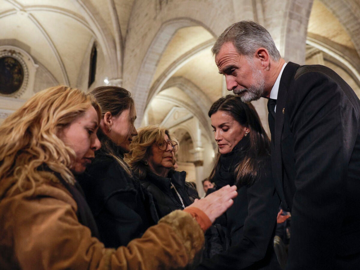 La cercanía de los reyes Felipe VI y Letizia con los familiares de las  víctimas de la DANA en la misa funeral en Valencia