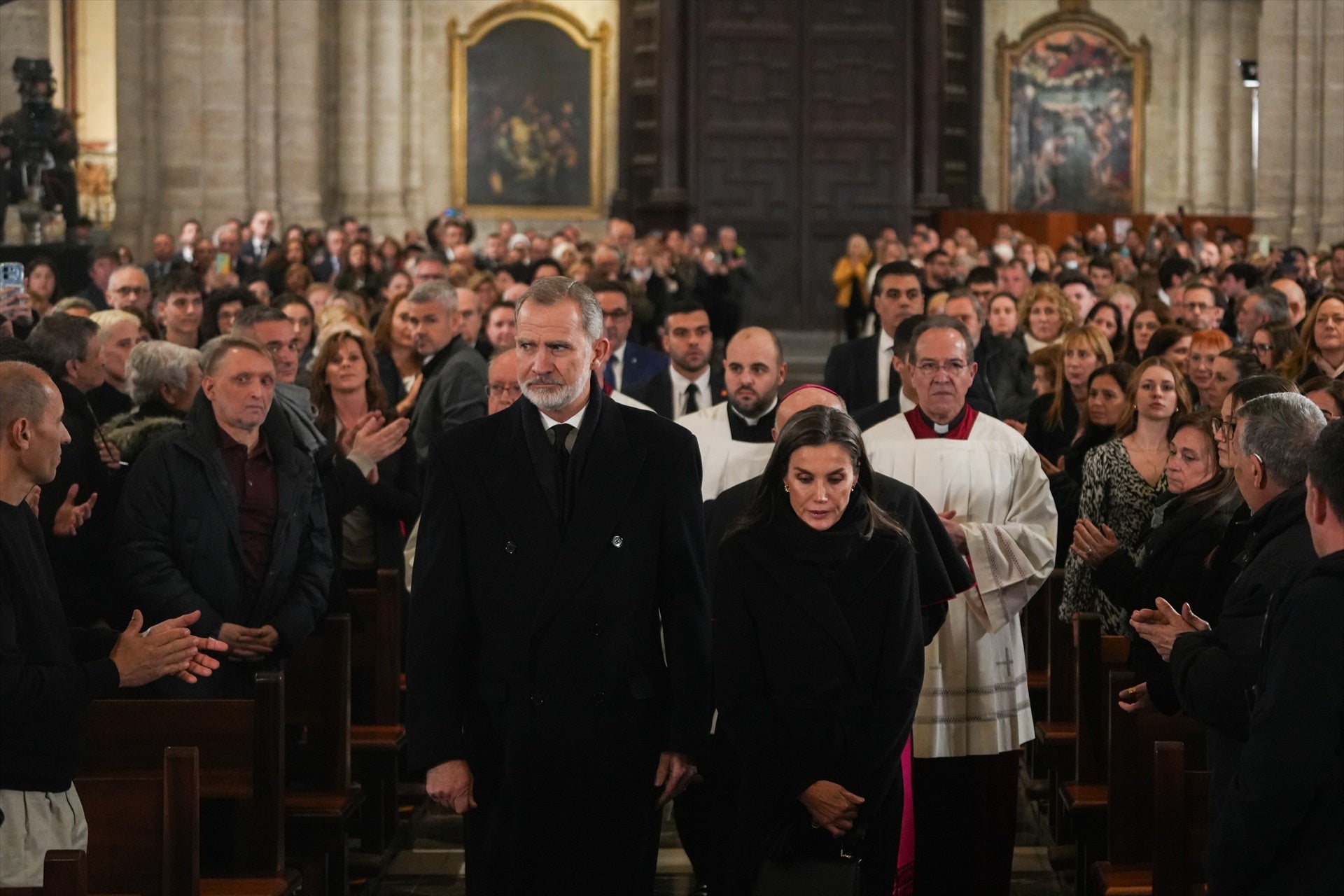 Los Reyes encabezan el recuerdo a las víctimas de la DANA con críticas a Mazón y ausencia de Sánchez Los Reyes encabezan el recuerdo a las víctimas de la DANA con críticas a Mazón y ausencia de Sánchez