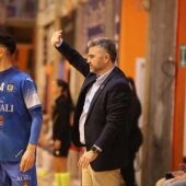 Ricardo Íñiguez, entrenador de Viña Albali F.S. Valdepeñas, durante el partido en Noia