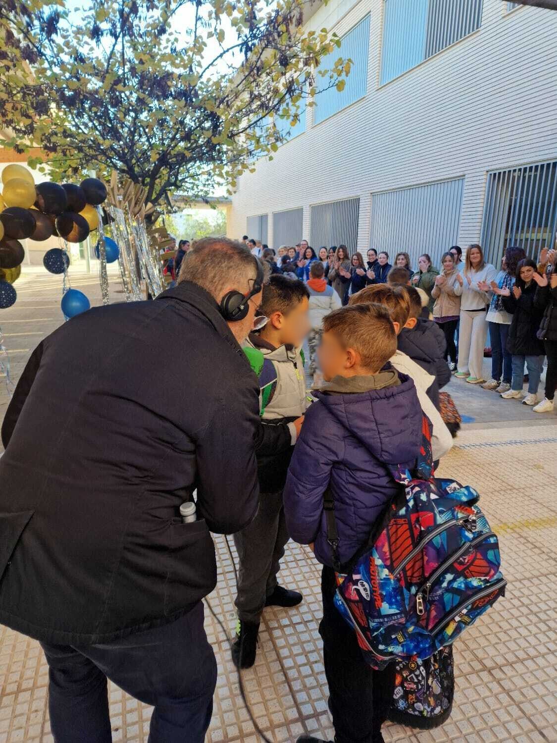 La emoción de la vuelta al colegio en Paiporta 40 días después de la DANA: "Hoy nos dejarán jugar al fútbol" La emoción de la vuelta al colegio en Paiporta 40 días después de la DANA: "Hoy nos dejarán jugar al fútbol"