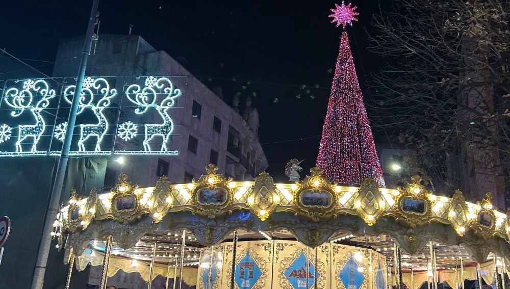 Carrusel navideño junto a un gran árbol en las inmediaciones de la plaza de la Constitución 