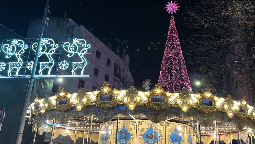 Carrusel navideño junto a un gran árbol en las inmediaciones de la plaza de la Constitución Carrusel navideño junto a un gran árbol en las inmediaciones de la plaza de la Constitución