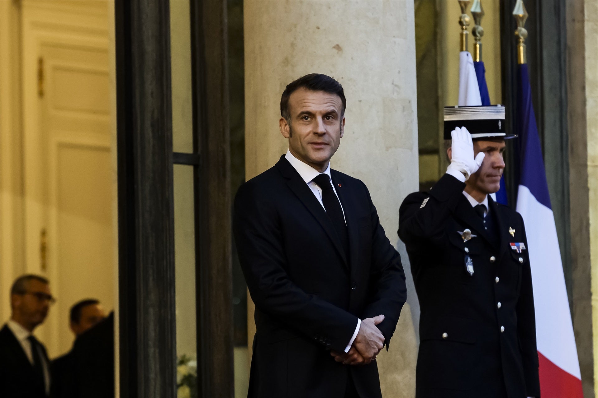 Macron busca un pacto entre moderados y deja fuera de la ronda de contactos a Le Pen y Mélenchon Macron busca un pacto entre moderados y deja fuera de la ronda de contactos a Le Pen y Mélenchon