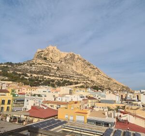 Panor&aacute;mica de Alicante con el monte Benacantil al fondo