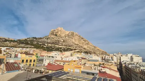Panorámica de Alicante con el monte Benacantil al fondo Panorámica de Alicante con el monte Benacantil al fondo