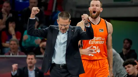 El entrenador del Baskonia Pedro Martínez celebra una canasta durante el partido de Liga Endesa de baloncesto en el Fernando Buesa Arena. El entrenador del Baskonia Pedro Martínez celebra una canasta durante el partido de Liga Endesa de baloncesto en el Fernando Buesa Arena.