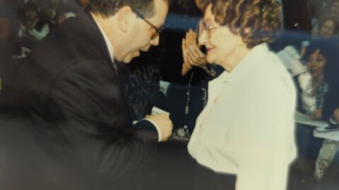 Elsa Vela recibi&oacute; la insignia de oro de Onda Cero en el a&ntilde;o 1995